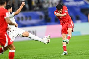 华体会体育-愿无大碍！博主：陈晋一防守时与叶鸿辉相撞受伤，下场时一瘸一拐