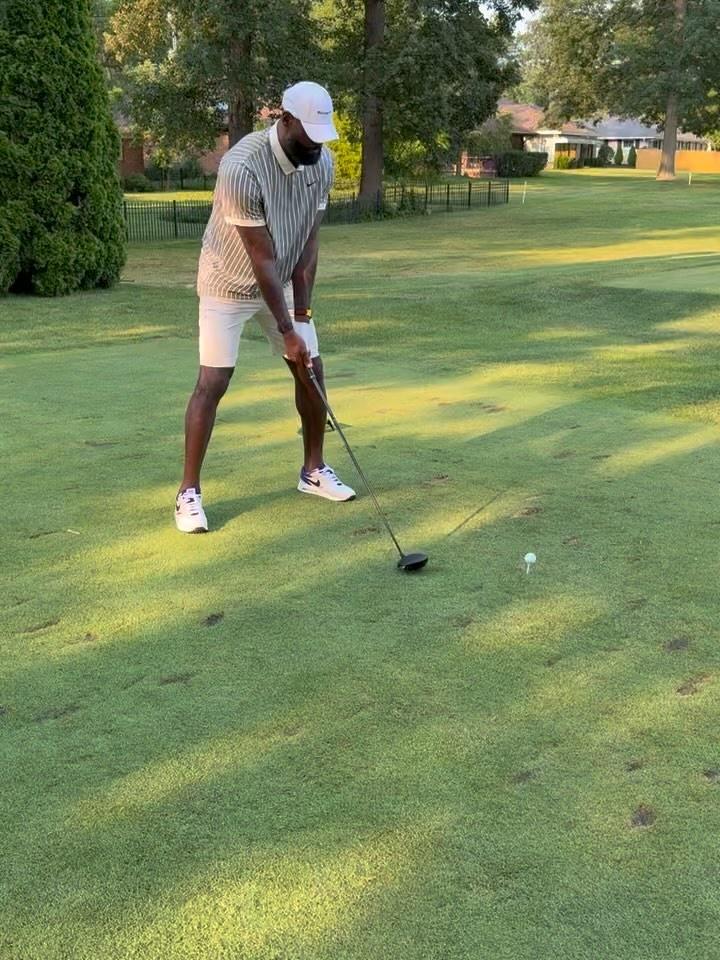 詹姆斯晒自己打高尔夫 库里评论：欢迎加入 我们一直在等你