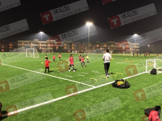 1704029990185039200.jpg 晚上,当地的青训组织小球员训练。.jpg