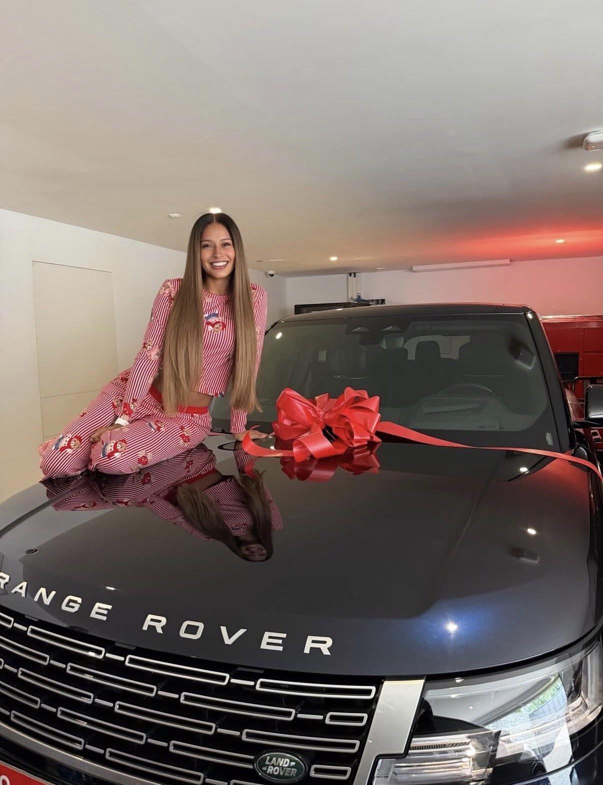 华体会体育-惊喜，拉菲尼亚给妻子送了一辆全新的路虎揽胜